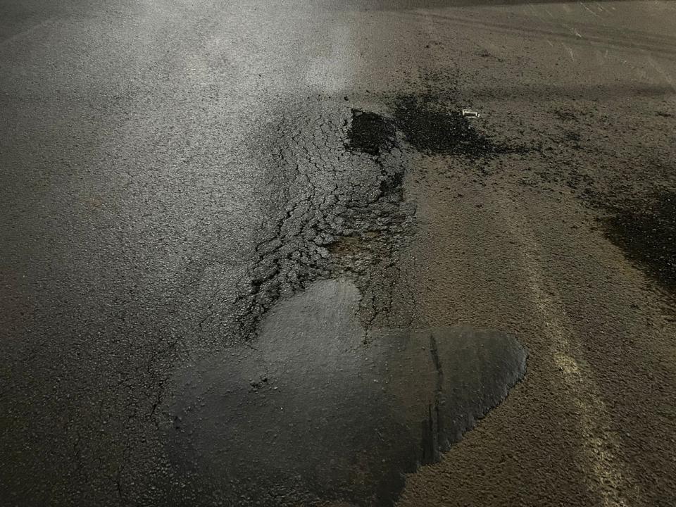 Foto 6 de 7 — Buraco na via provoca acidente e deixa motociclista com ferimentos graves em Araraquara